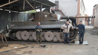 Illustration for article titled See An Amazing Russian Tank Replica Come Together